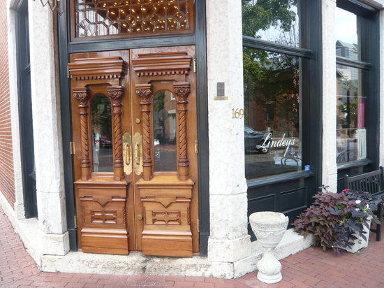 Lindey's